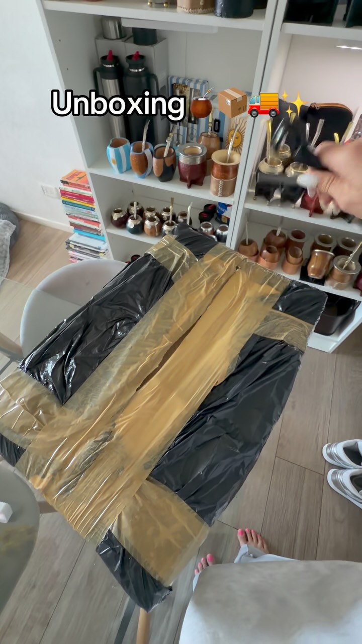 Momento Unboxing ✨🧉 de otros 11 mates que se suman 😍 
Nuevos ingresos + repo y hay otros más en camino 🚚📦🧉
Les voy 