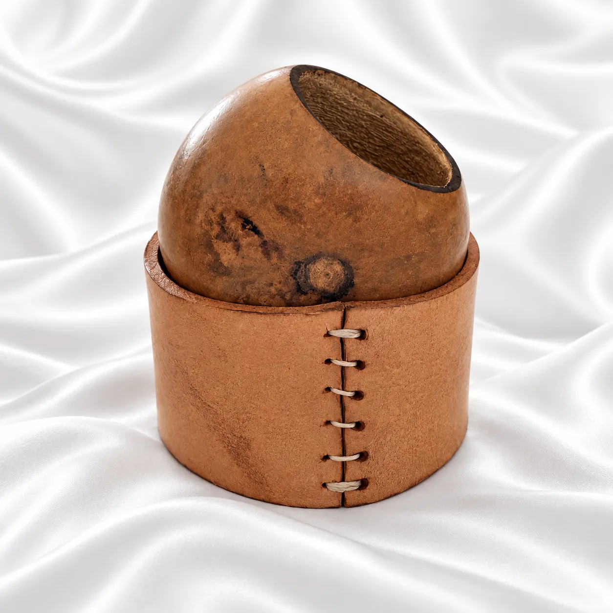 Mate de calabaza galleta pulida con base de cuero crudo
